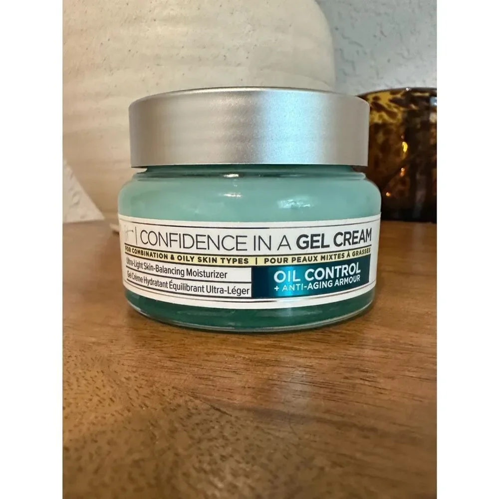 IT Confidence in a Gel Cream- Oil Control Moisturizer - Light Teal